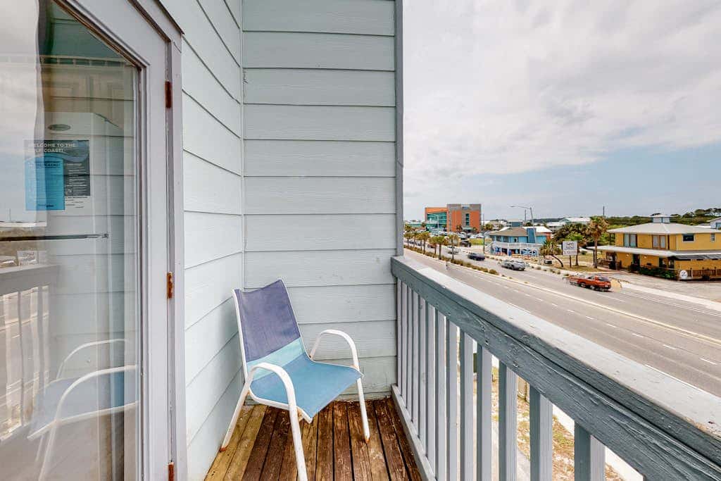 Wonderful beachside escape with WiFi, balcony, pool, central AC & loft