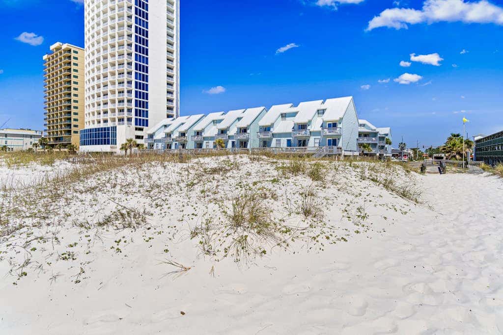 Wonderful beachside escape with WiFi, balcony, pool, central AC & loft
