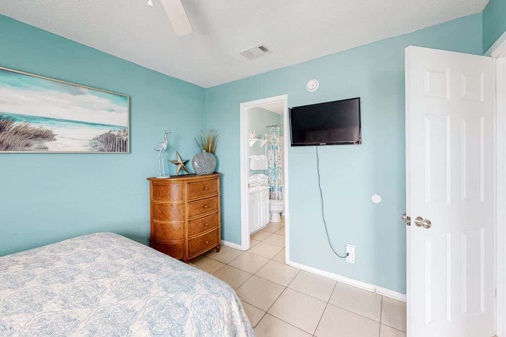 Wonderful beachside escape with WiFi, balcony, pool, central AC & loft