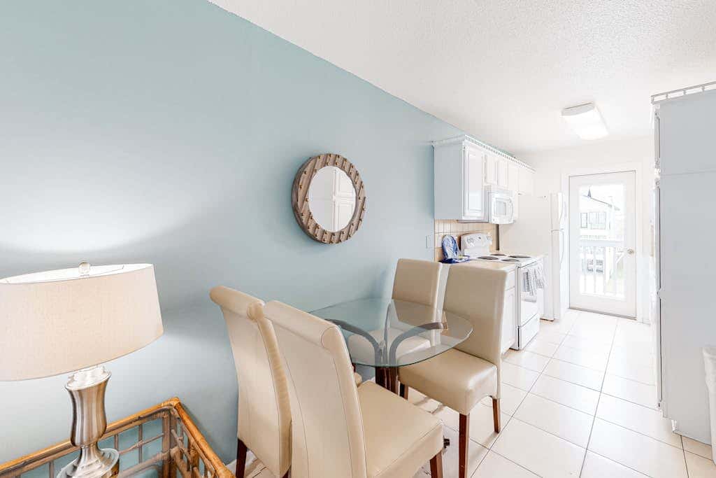 Wonderful beachside escape with WiFi, balcony, pool, central AC & loft