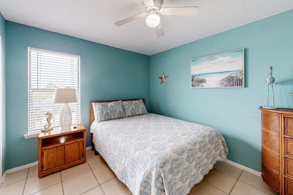 Wonderful beachside escape with WiFi, balcony, pool, central AC & loft