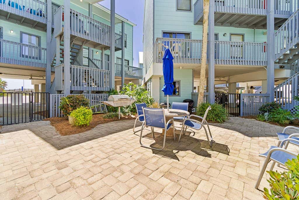 Wonderful beachside escape with WiFi, balcony, pool, central AC & loft