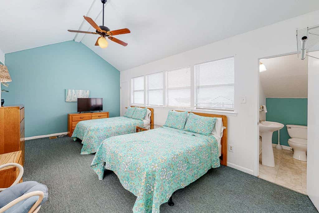 Wonderful beachside escape with WiFi, balcony, pool, central AC & loft
