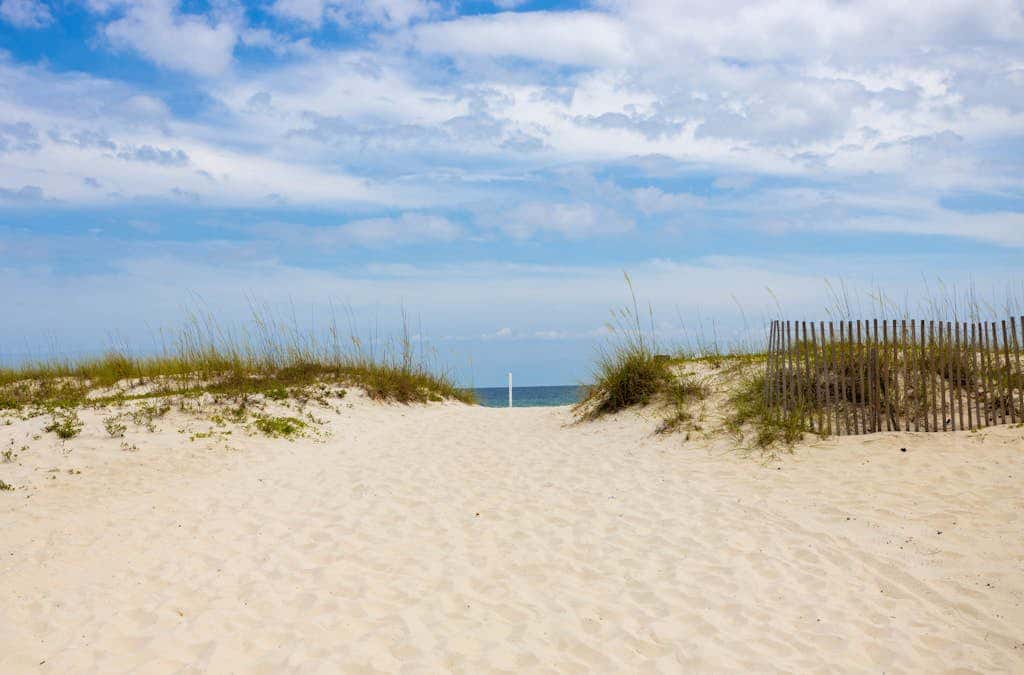 Wonderful beachside escape with WiFi, balcony, pool, central AC & loft