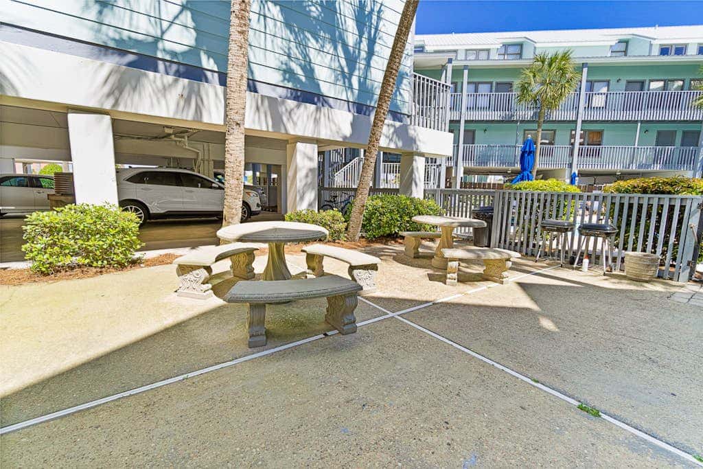 Wonderful beachside escape with WiFi, balcony, pool, central AC & loft
