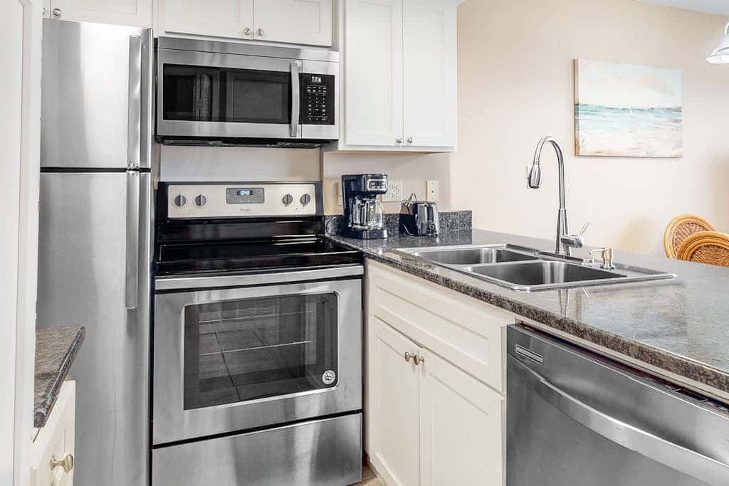 Beachfront condo with Gulf views, pools, hot tubs, tennis, & balcony