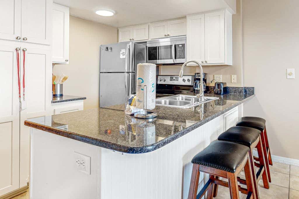 Beachfront condo with Gulf views, pools, hot tubs, tennis, & balcony