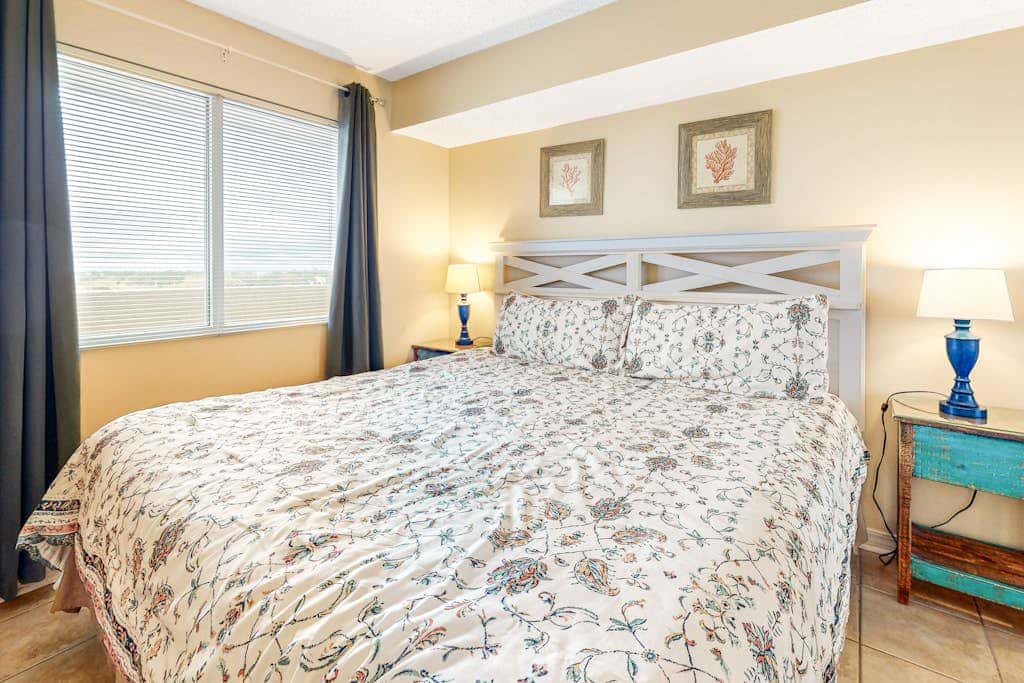 Beachfront condo with Gulf views, pools, hot tubs, tennis, & balcony