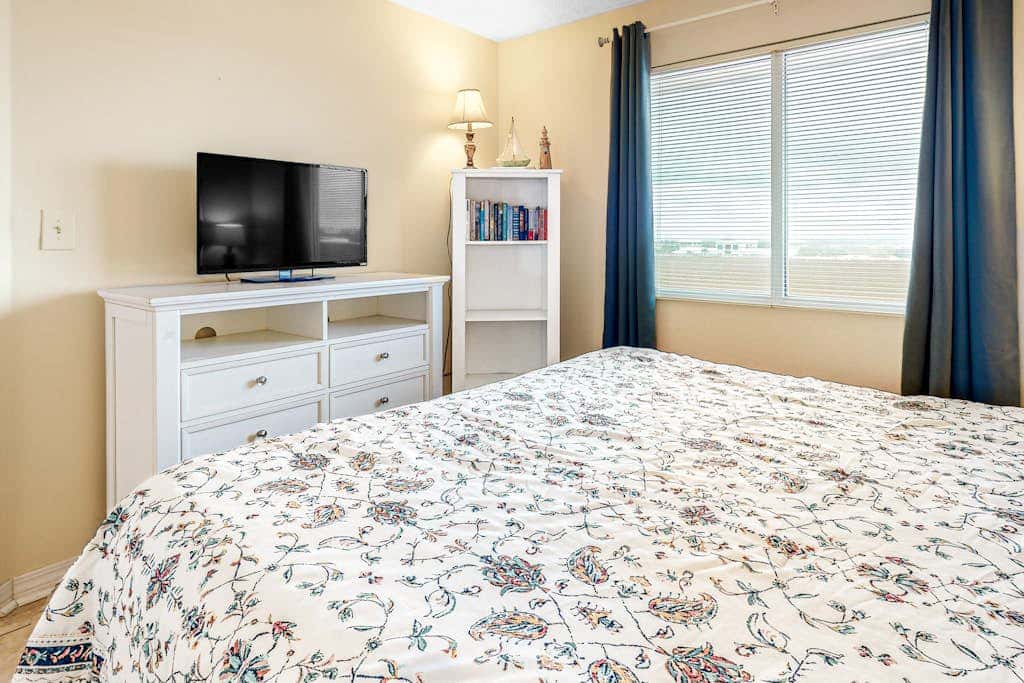 Beachfront condo with Gulf views, pools, hot tubs, tennis, & balcony