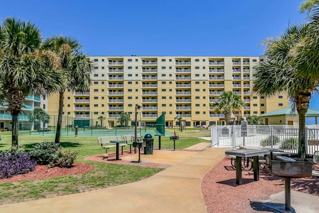 Beachfront condo with Gulf views, pools, hot tubs, tennis, & balcony