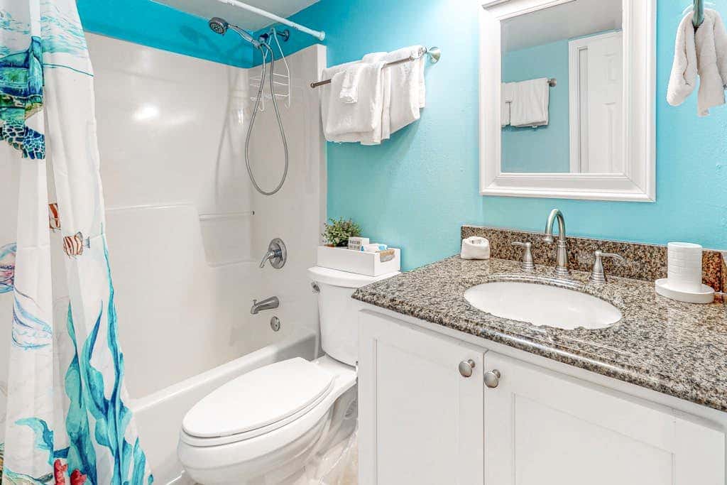 Beachfront condo with Gulf views, pools, hot tubs, tennis, & balcony