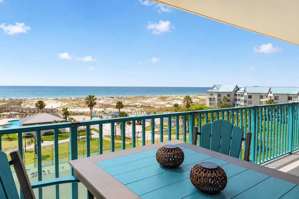 Beachfront condo with Gulf views, pools, hot tubs, tennis courts, gym, AC, & W&D