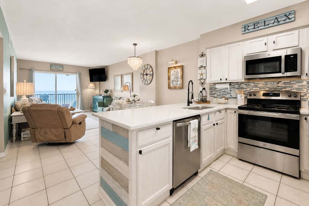 Beachfront condo with Gulf views, pools, hot tubs, tennis courts, gym, AC, & W&D