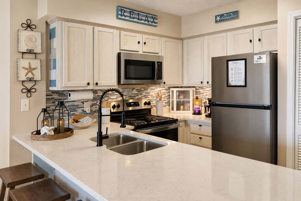 Beachfront condo with Gulf views, pools, hot tubs, tennis courts, gym, AC, & W&D