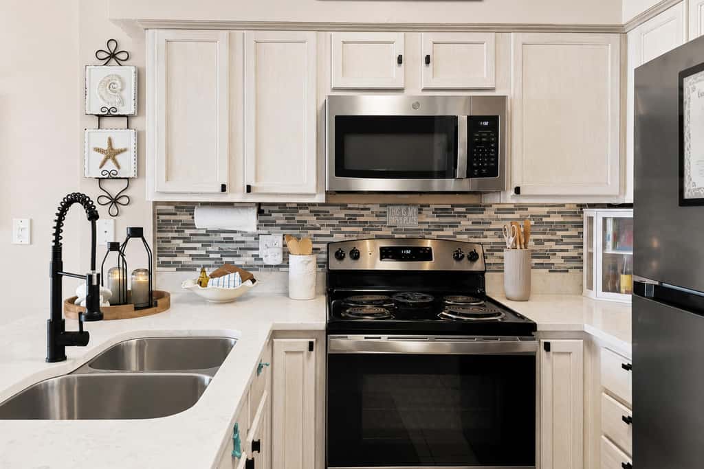 Beachfront condo with Gulf views, pools, hot tubs, tennis courts, gym, AC, & W&D