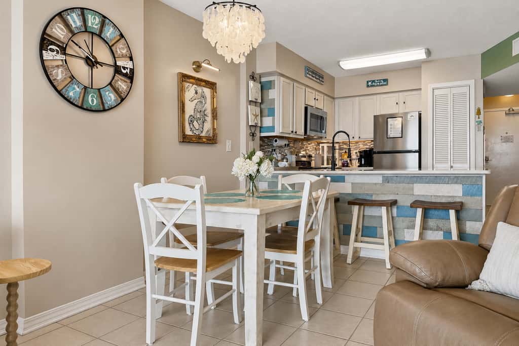 Beachfront condo with Gulf views, pools, hot tubs, tennis courts, gym, AC, & W&D