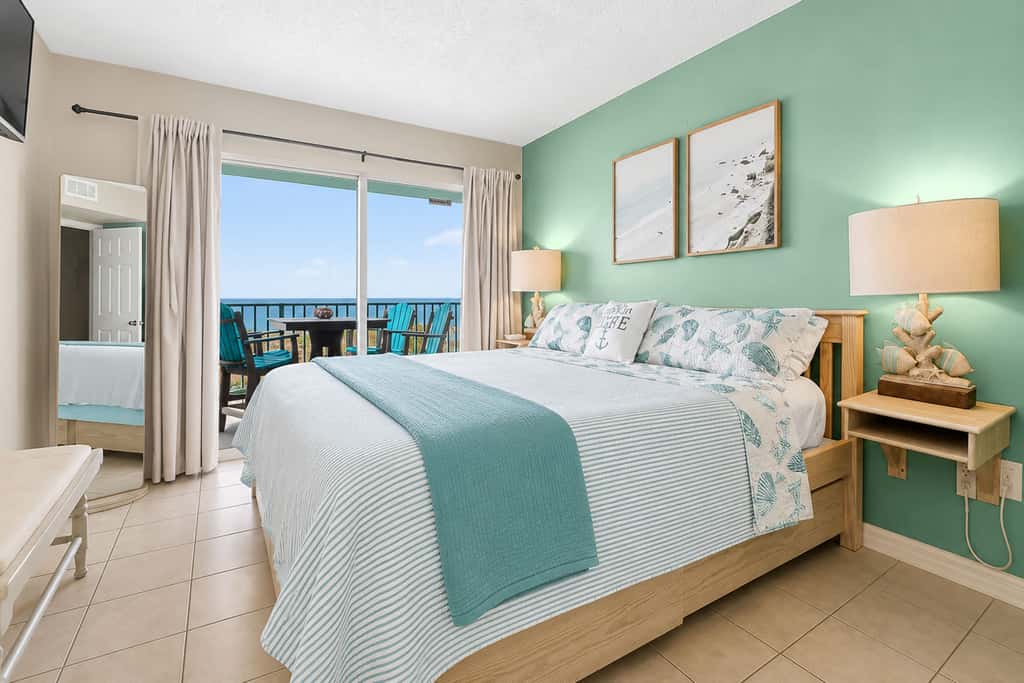 Beachfront condo with Gulf views, pools, hot tubs, tennis courts, gym, AC, & W&D