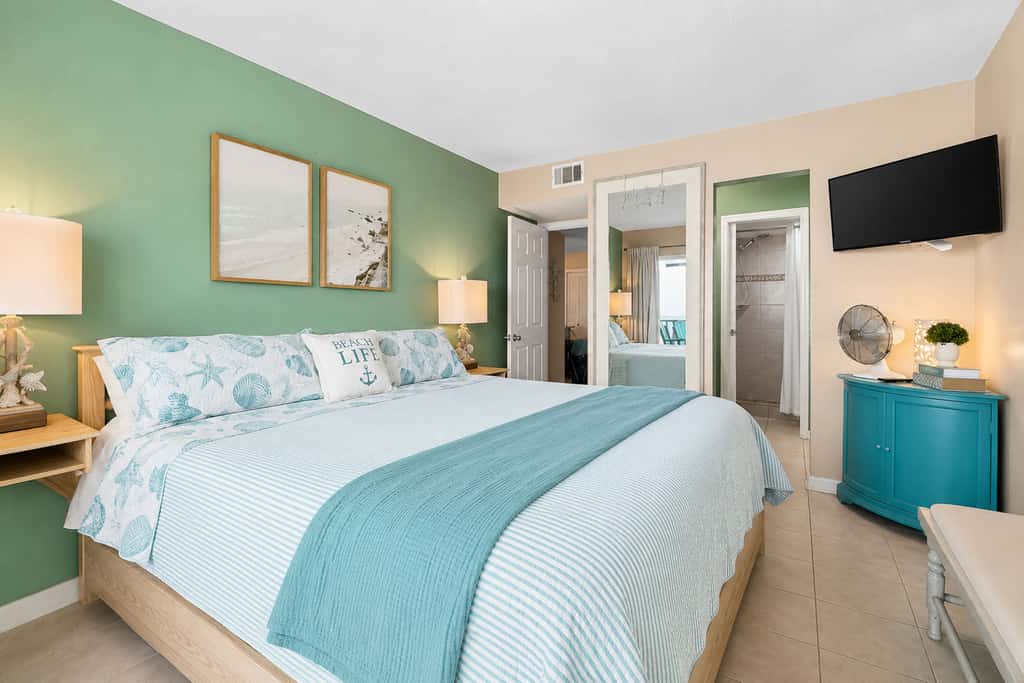 Beachfront condo with Gulf views, pools, hot tubs, tennis courts, gym, AC, & W&D