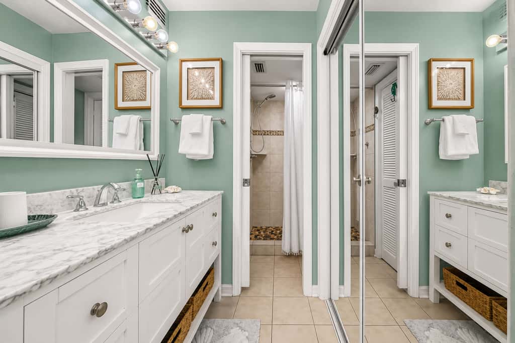 Beachfront condo with Gulf views, pools, hot tubs, tennis courts, gym, AC, & W&D