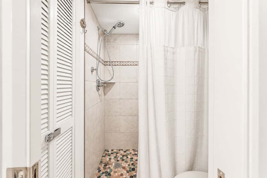 Beachfront condo with Gulf views, pools, hot tubs, tennis courts, gym, AC, & W&D