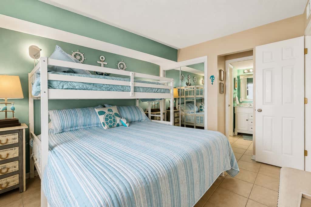 Beachfront condo with Gulf views, pools, hot tubs, tennis courts, gym, AC, & W&D