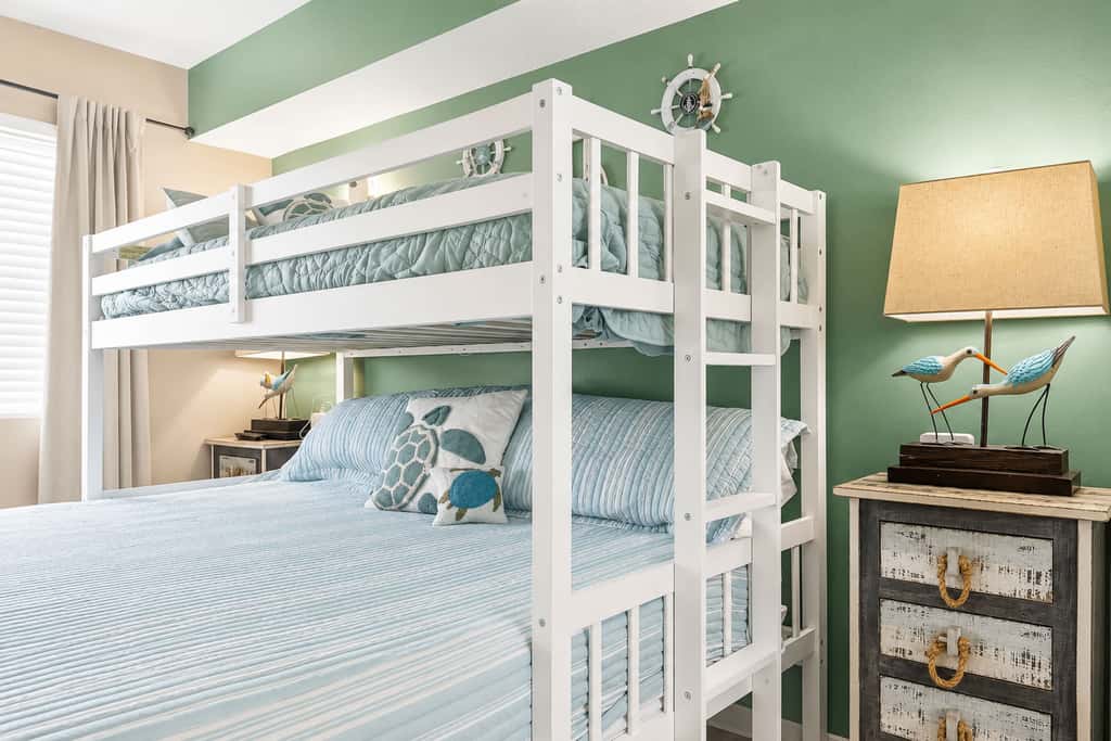 Beachfront condo with Gulf views, pools, hot tubs, tennis courts, gym, AC, & W&D