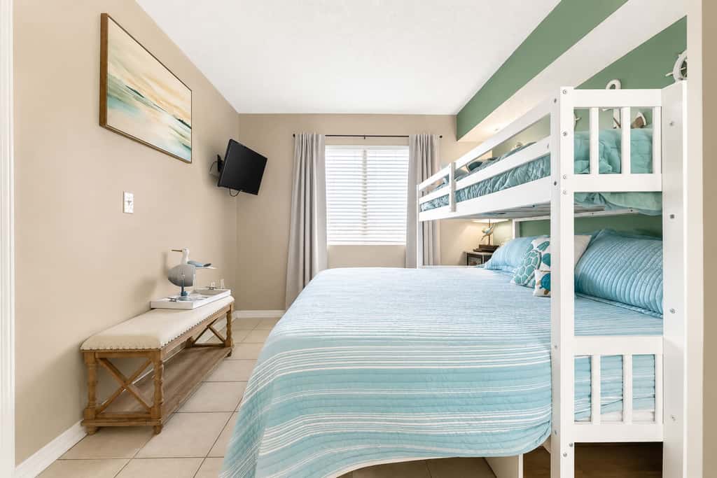 Beachfront condo with Gulf views, pools, hot tubs, tennis courts, gym, AC, & W&D