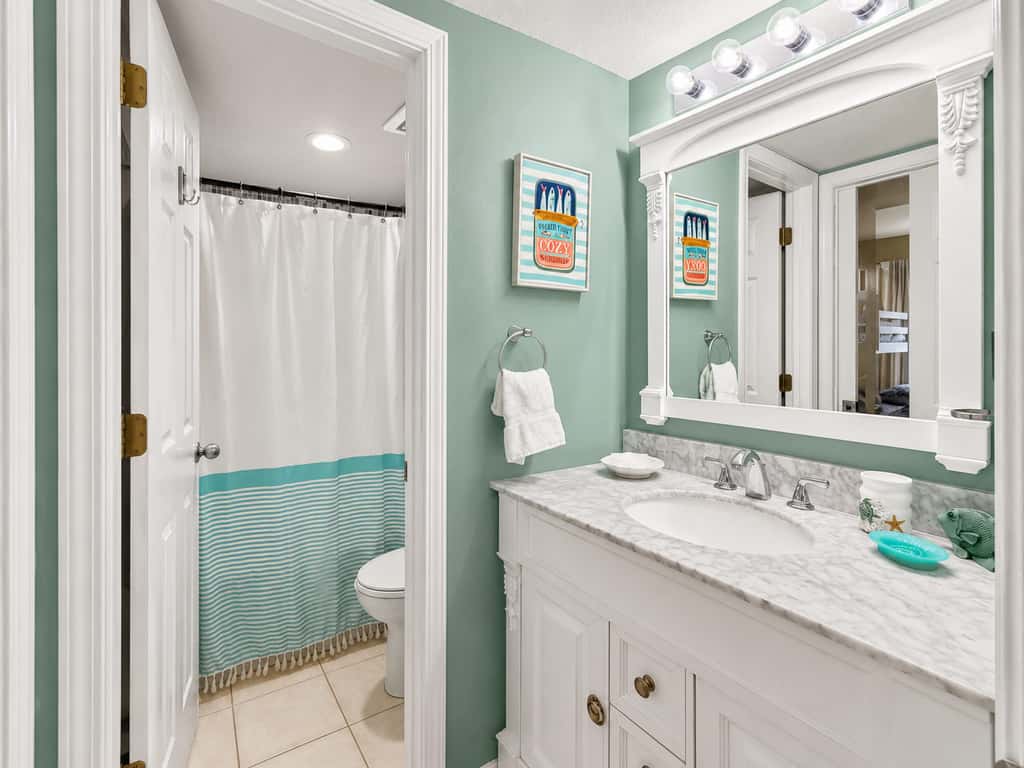 Beachfront condo with Gulf views, pools, hot tubs, tennis courts, gym, AC, & W&D