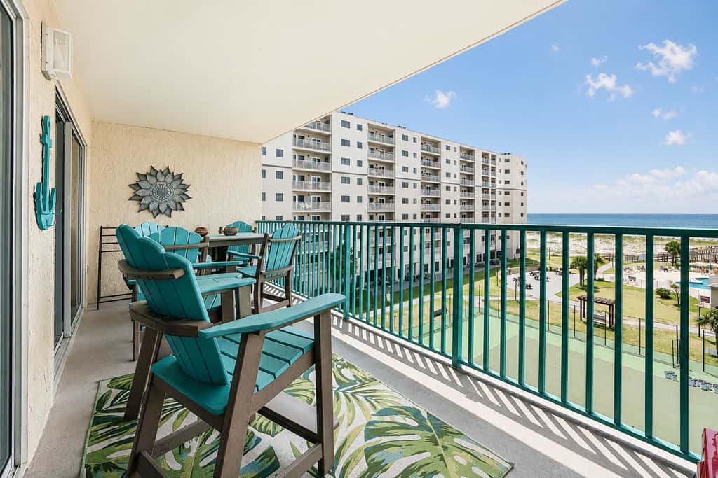 Beachfront condo with Gulf views, pools, hot tubs, tennis courts, gym, AC, & W&D
