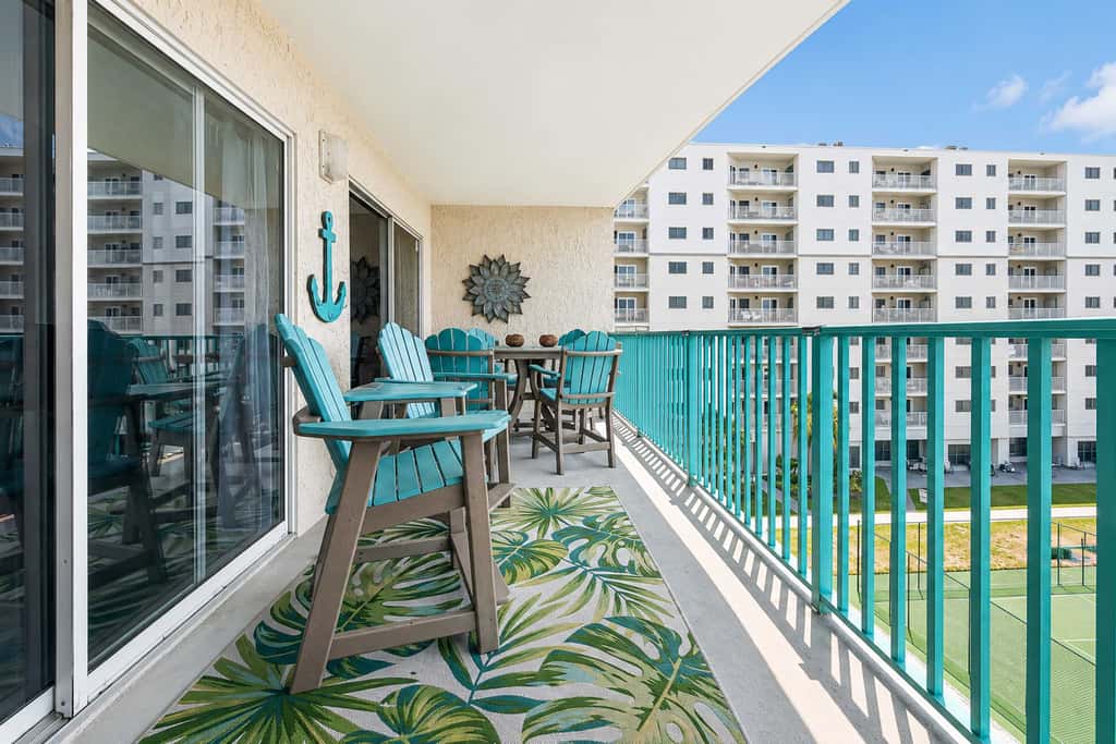 Beachfront condo with Gulf views, pools, hot tubs, tennis courts, gym, AC, & W&D