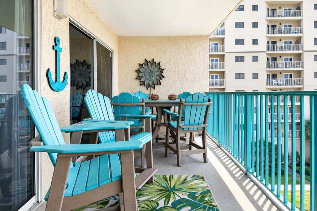 Beachfront condo with Gulf views, pools, hot tubs, tennis courts, gym, AC, & W&D