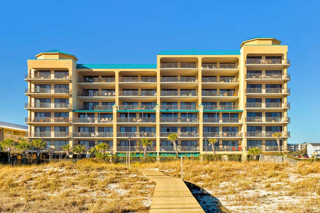 Sunny, oceanfront condo with balcony, pool, hot tub, gym, sauna & view