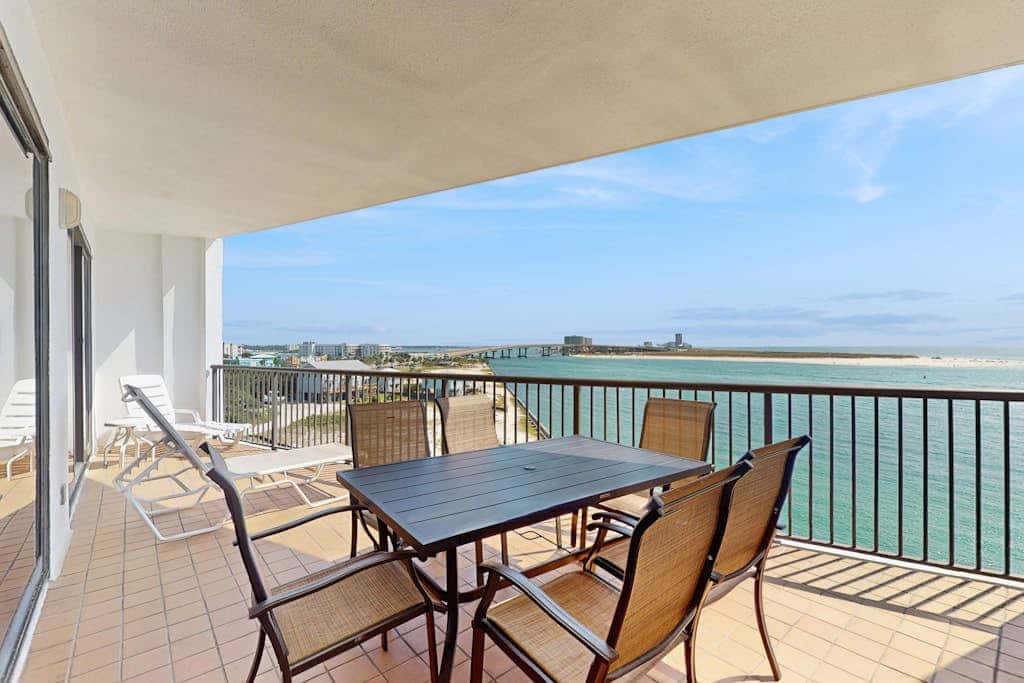 5th-floor beachfront condo with balcony, wet bar, pool, hot tub, sauna & gym