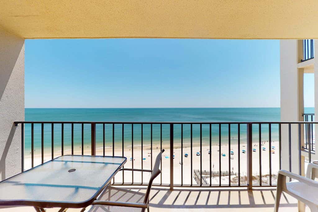 Beachfront condo with Gulf-view, balcony, pools, hot tub & tennis