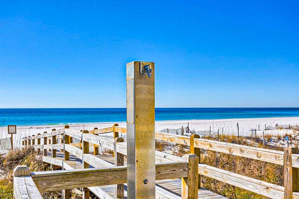 Beachfront condo with incredible views, balcony, pool, sauna, & hot tub