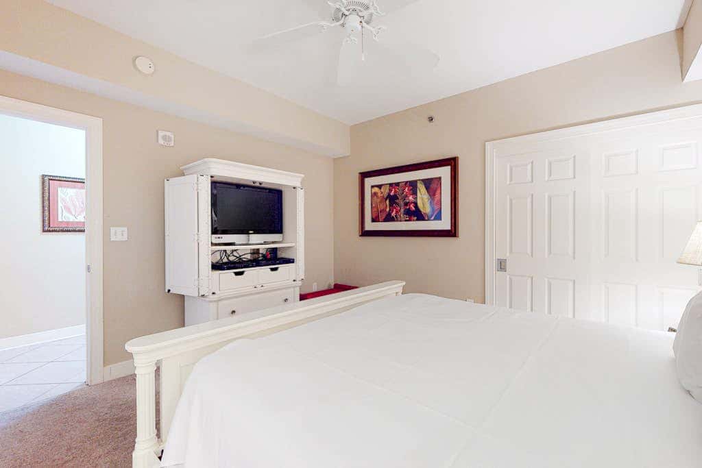 Beachfront condo with incredible views, balcony, pool, sauna, & hot tub