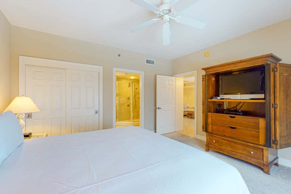 Beachfront condo with incredible views, balcony, pool, sauna, & hot tub