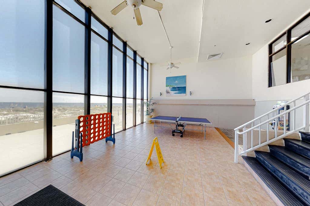 Beachfront condo with incredible views, balcony, pool, sauna, & hot tub