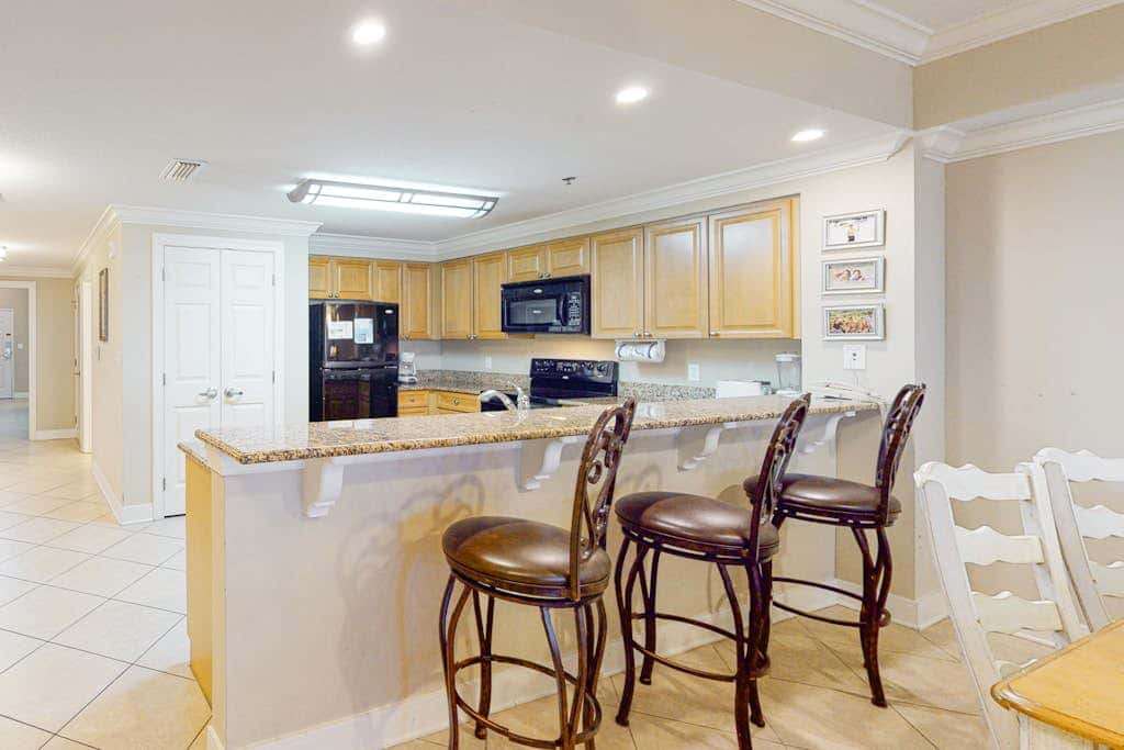 Beachfront condo with incredible views, balcony, pool, sauna, & hot tub