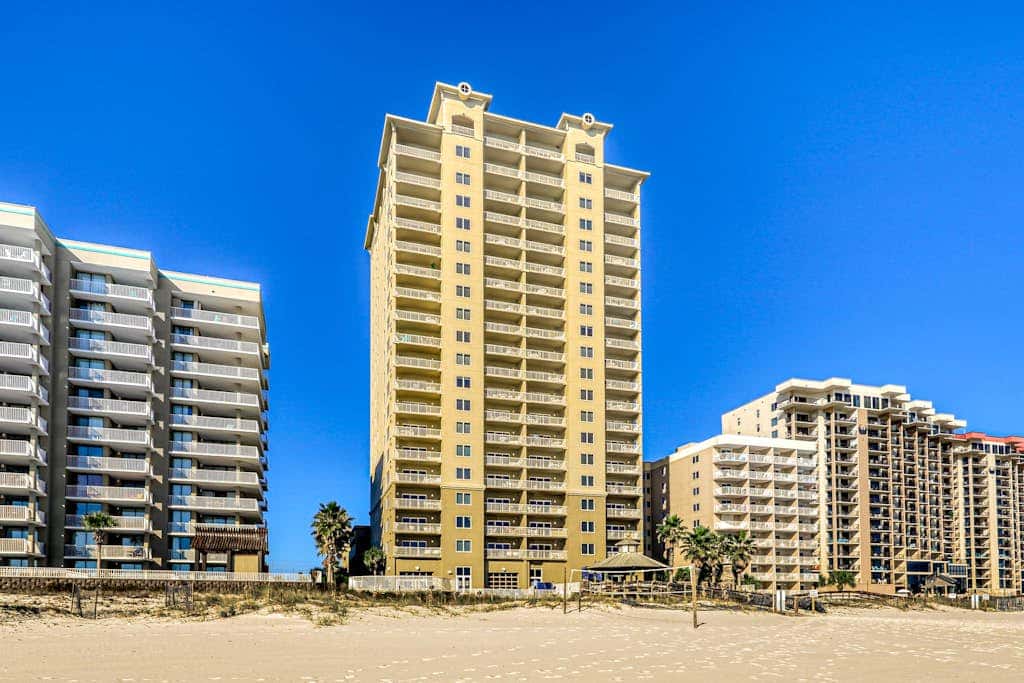 Beachfront condo with incredible views, balcony, pool, sauna, & hot tub