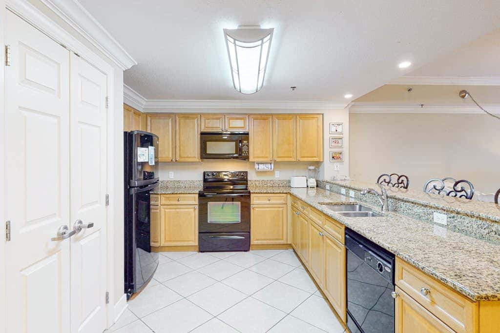 Beachfront condo with incredible views, balcony, pool, sauna, & hot tub