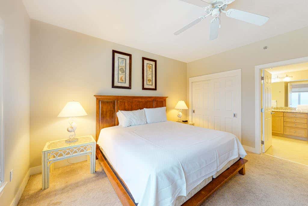 Beachfront condo with incredible views, balcony, pool, sauna, & hot tub