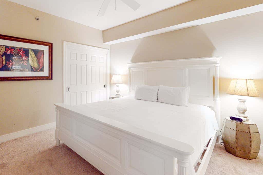 Beachfront condo with incredible views, balcony, pool, sauna, & hot tub