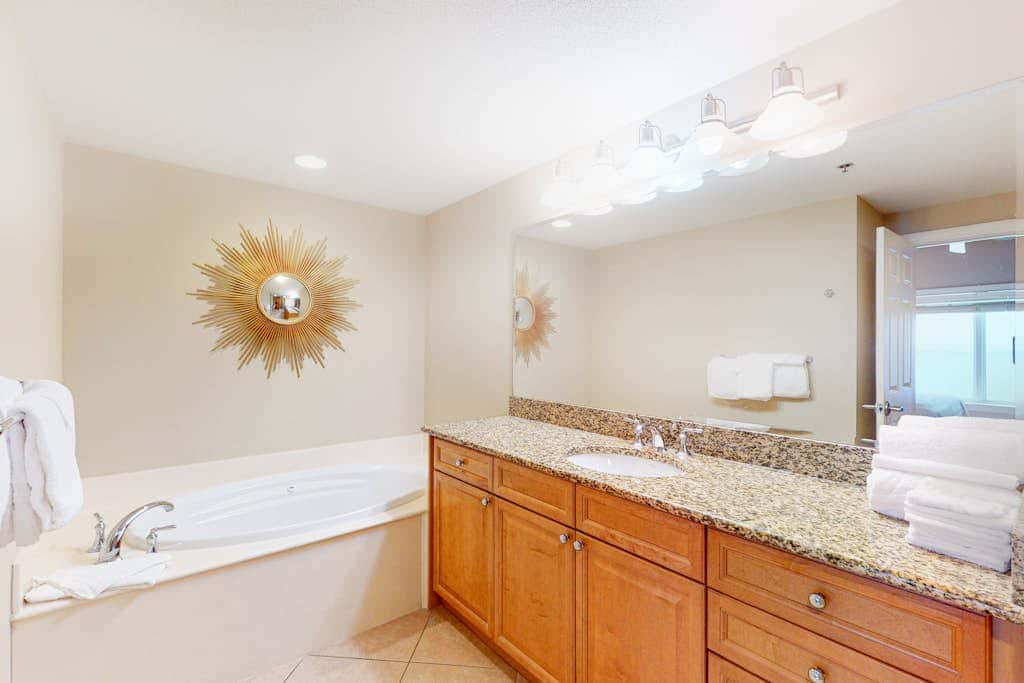 Beachfront condo with incredible views, balcony, pool, sauna, & hot tub