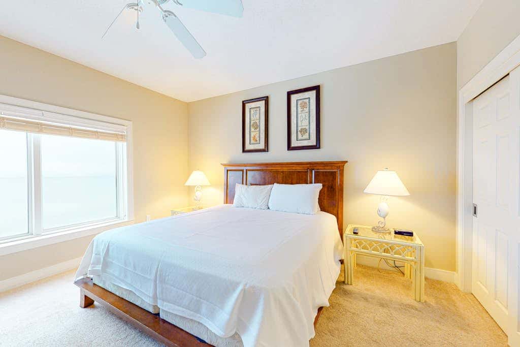 Beachfront condo with incredible views, balcony, pool, sauna, & hot tub