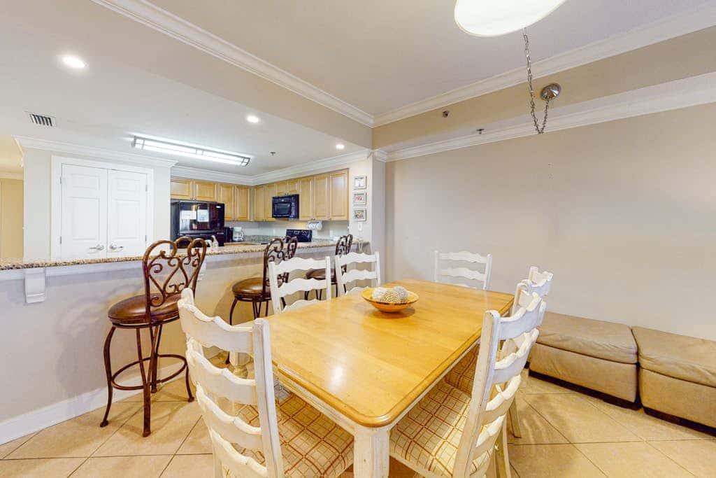 Beachfront condo with incredible views, balcony, pool, sauna, & hot tub