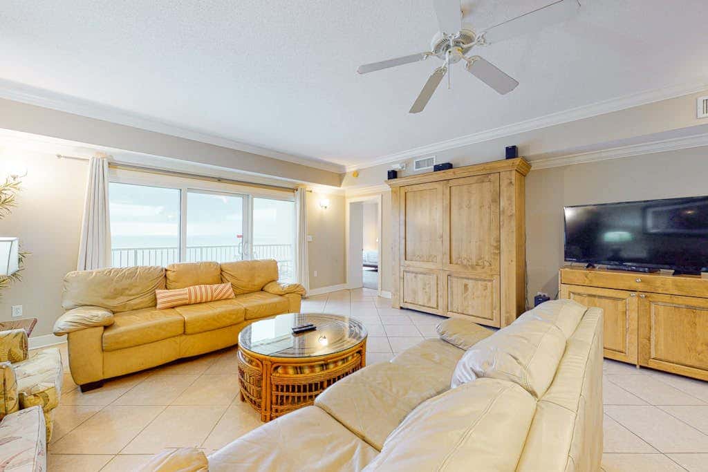 Beachfront condo with incredible views, balcony, pool, sauna, & hot tub
