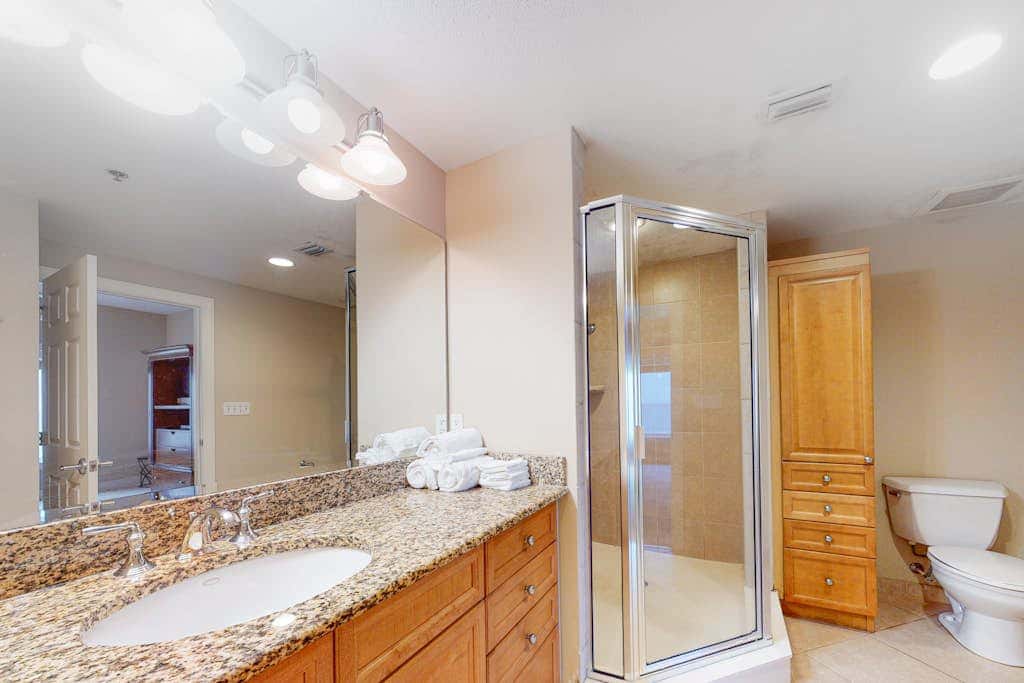 Beachfront condo with incredible views, balcony, pool, sauna, & hot tub