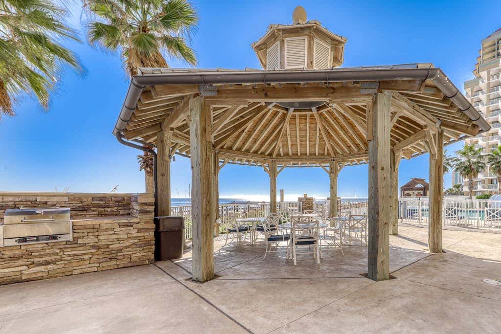Beachfront condo with incredible views, balcony, pool, sauna, & hot tub