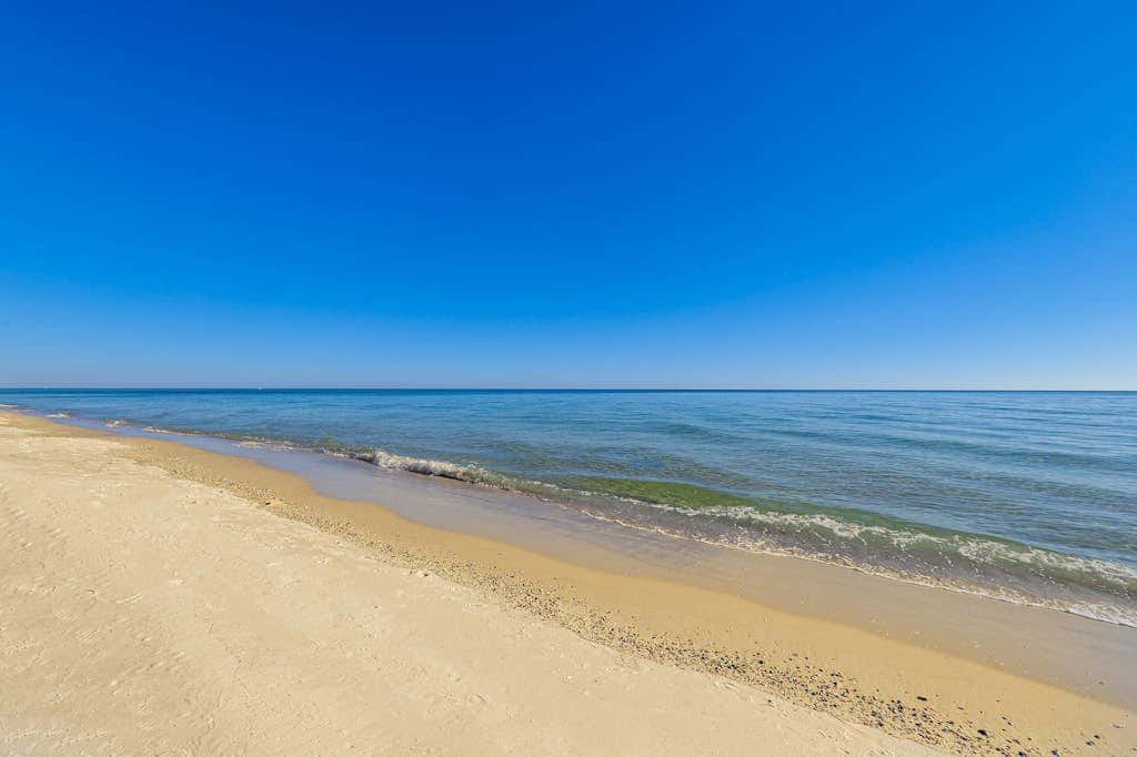 Convenient oceanfront condo with views, balcony, pool, hot tub, A/C, & WiFi